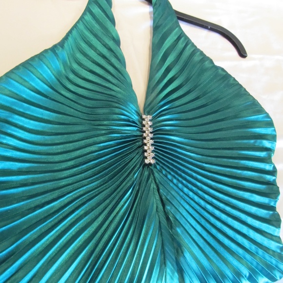 JUMP by Wendye Chaitin Halter Jewel Green Gown - Picture 2 of 6